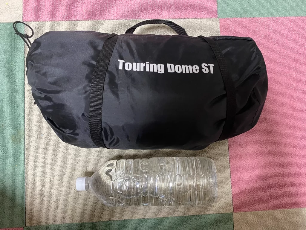 ツーリングドームSTと２リットルぺっっとボトルを比べてる画像