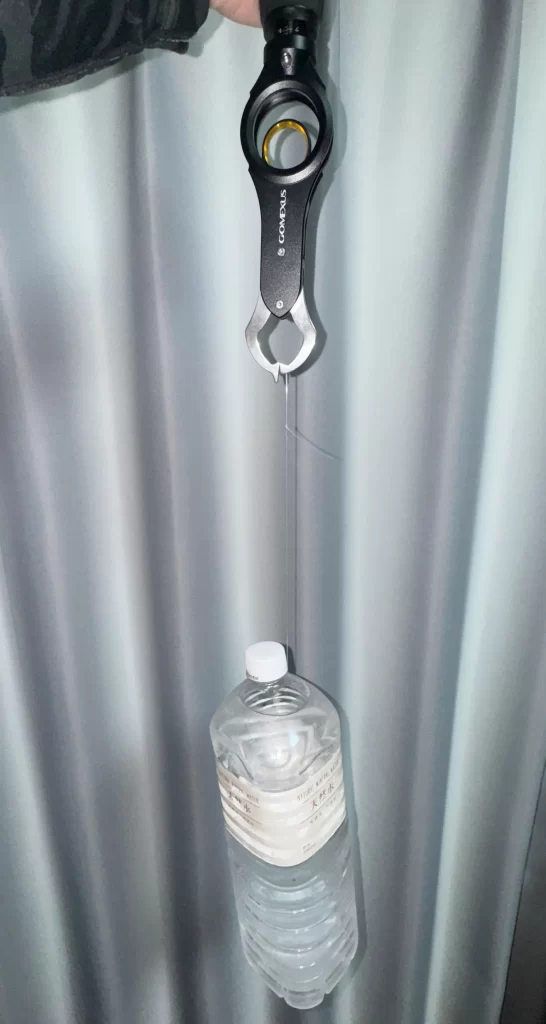 ペットボトルを持ち上げる